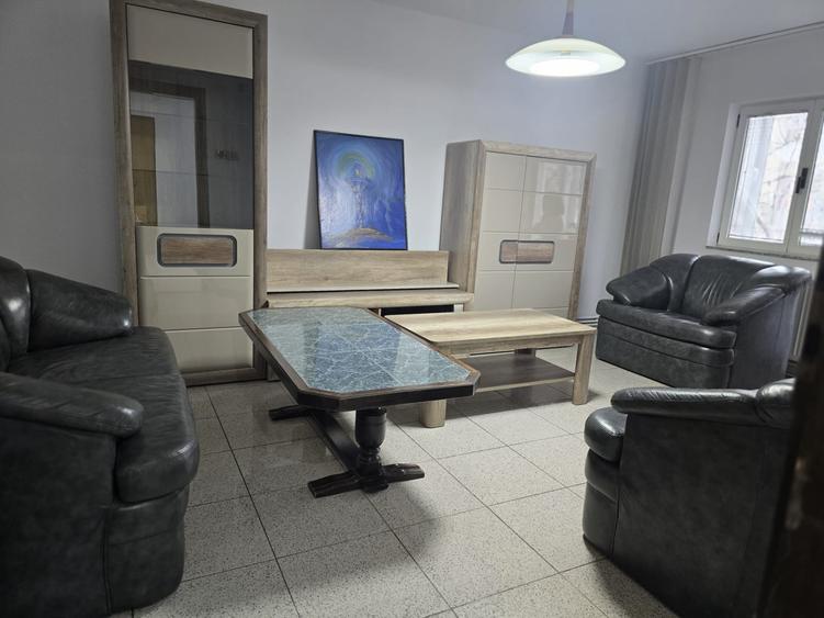 Apartament cu 3 camere decomandat, mobilat în Aradului