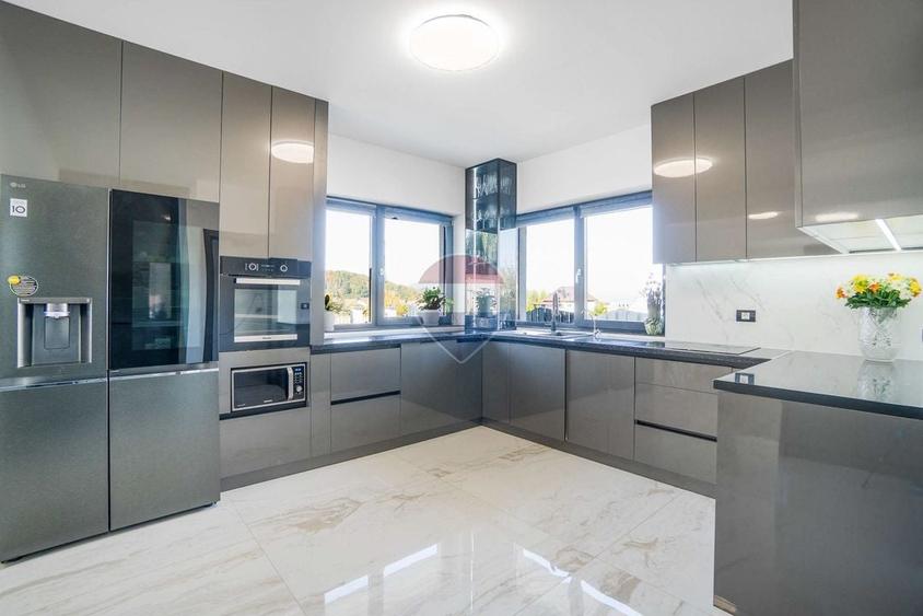 Casă individuală cu 5 camere cu Teren 400 Mp în Bunloc