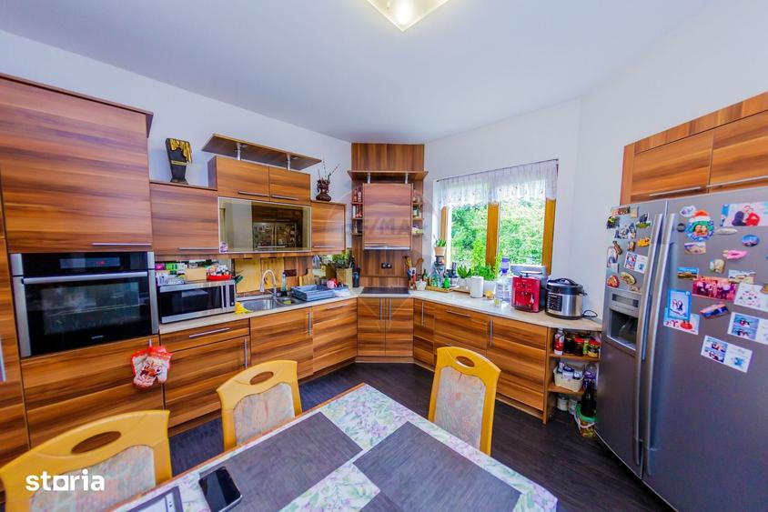 Casă cu 5 camere cu Teren 1108 Mp în Săsar