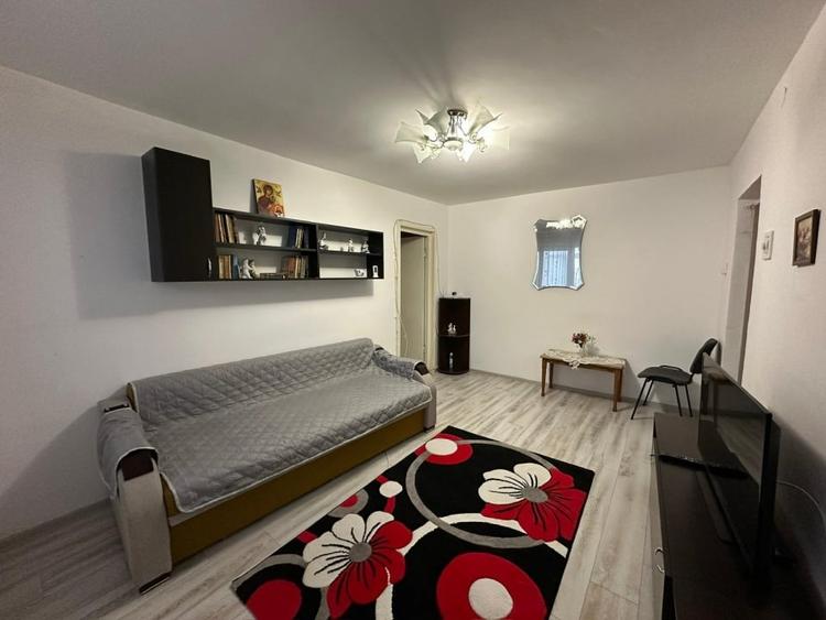 Apartament cu 2 camere semidecomandat, mobilat în Craiovița Nouă