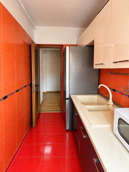 Apartament cu 3 camere semidecomandat în Km 4-5