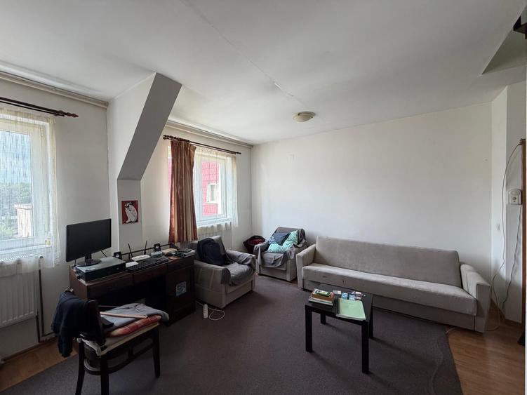 Apartament cu 3 camere decomandat în Valea Aurie