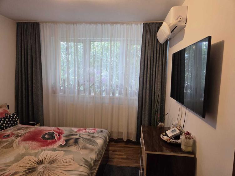 Apartament cu 3 camere semidecomandat în Pajura