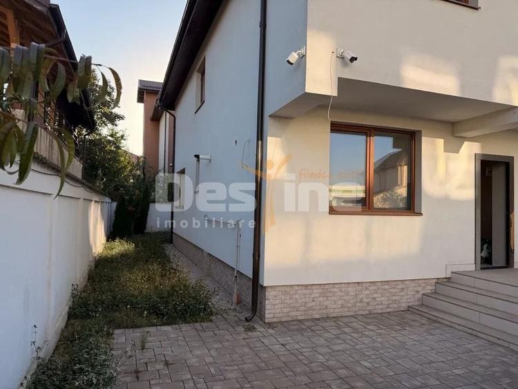 Duplex cu 4 camere cu Canalizare în Central