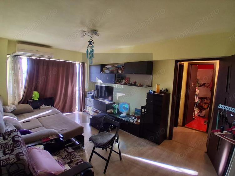Apartament cu 3 camere semidecomandat în Gorjului