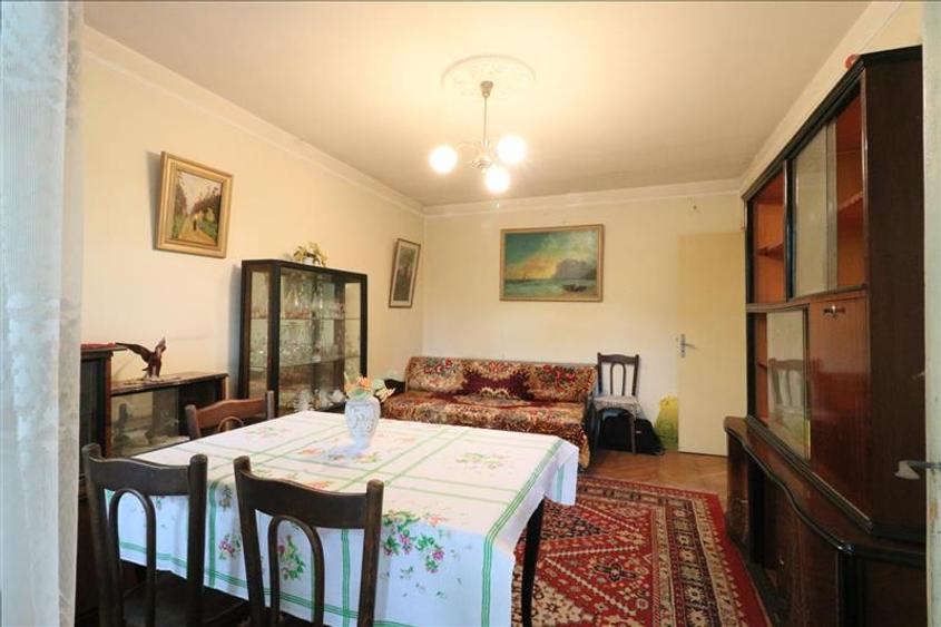 Apartament cu 3 camere decomandat în Podu Roș