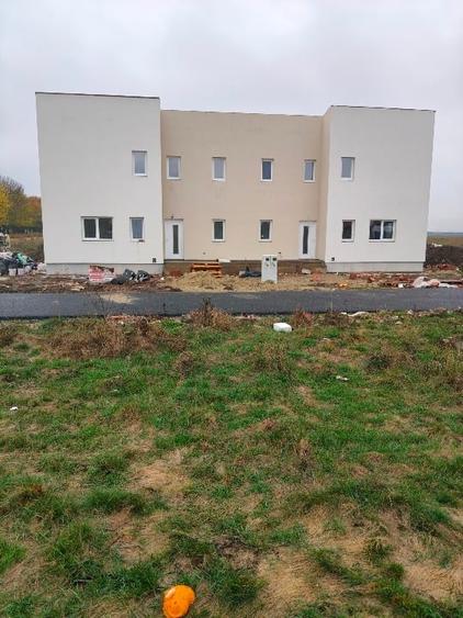 Duplex cu 4 camere cu Canalizare în Sânandrei