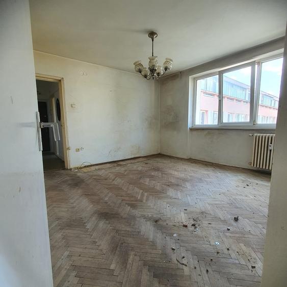 Apartament cu 3 camere semidecomandat în Mihai Bravu