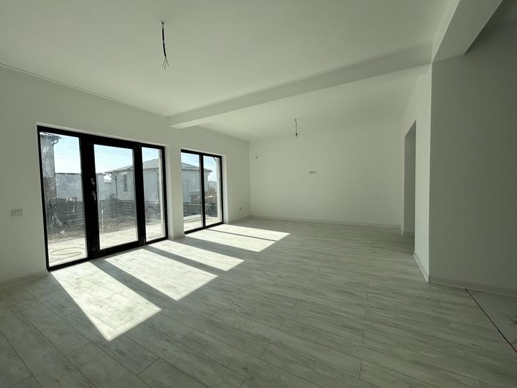 Duplex cu 4 camere cu Canalizare în Vișani