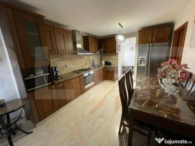 Apartament cu 4 camere decomandat în Girocului