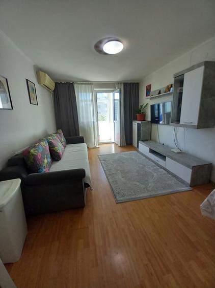 Apartament cu 3 camere semidecomandat în Pantelimon