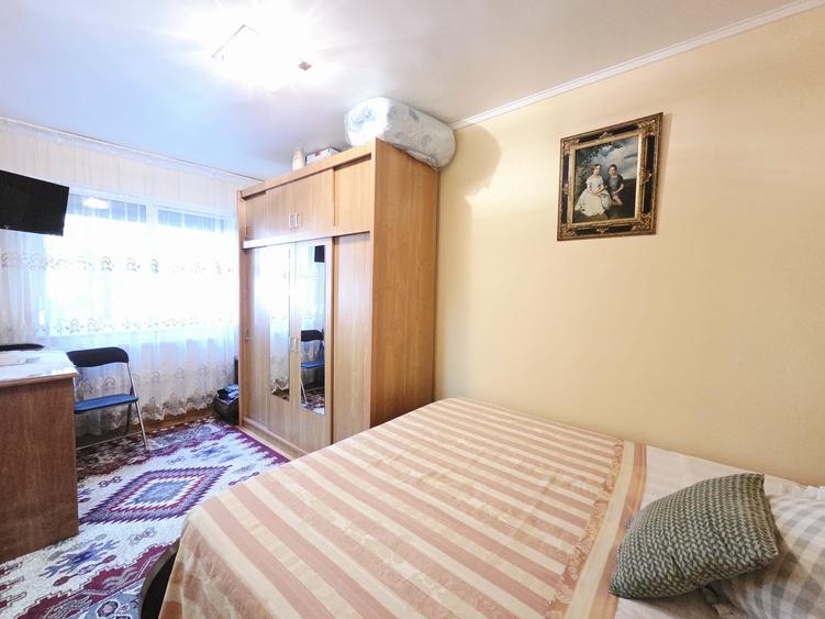Apartament cu 3 camere semidecomandat în Micro 40