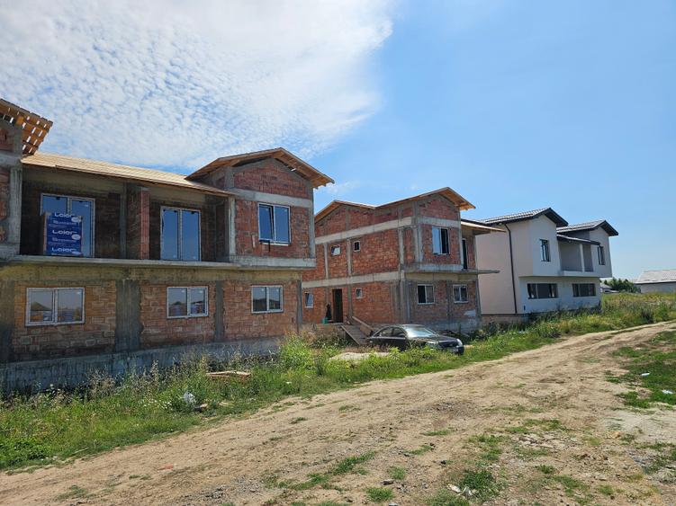 Casă individuală cu 5 camere cu Canalizare în Central