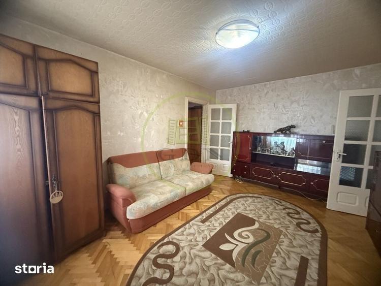 Apartament cu 3 camere semidecomandat în Craiovița Nouă