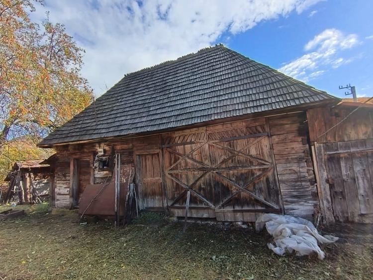 Casă individuală cu 2 camere cu Teren 4000 Mp în Cavnic