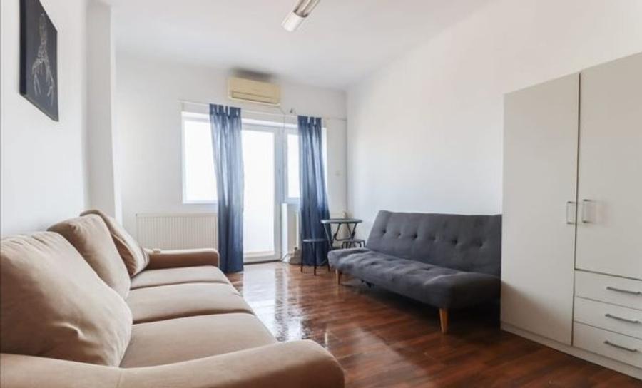 Apartament cu 3 camere semidecomandat în P-ța Muncii