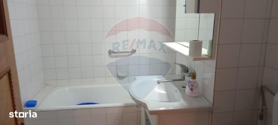 Apartament cu 3 camere decomandat în Pârneava