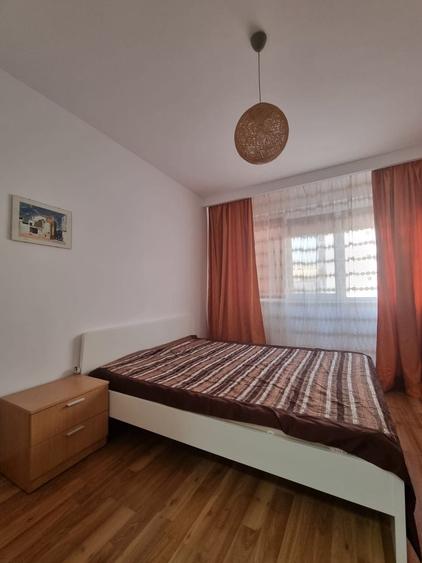 Apartament cu 3 camere decomandat în Apusului