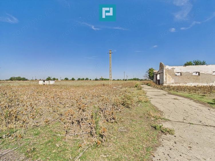 Teren de 146866 mp, în Periferie