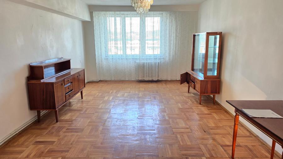 Apartament cu 4 camere decomandat în 22 Decembrie