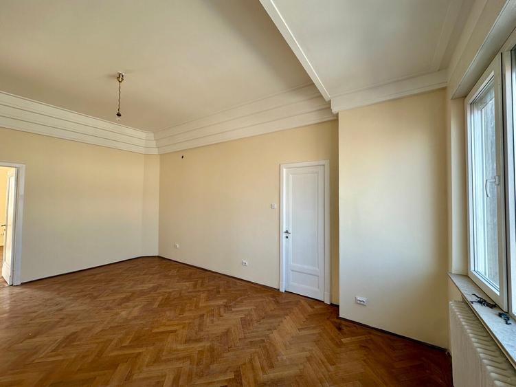 Penthouse cu 5 camere semidecomandat în Armeneasca