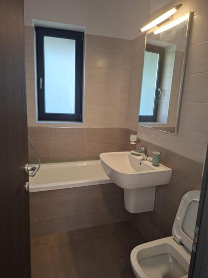 Apartament cu 3 camere semidecomandat în Calea Călărașilor