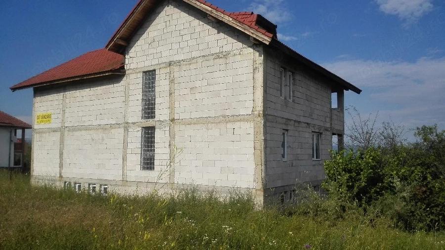 Casă cu 9 camere cu Teren 500 Mp în Vulcan