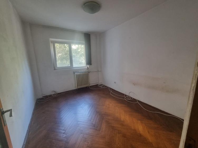 Apartament cu 4 camere semidecomandat în Moșilor