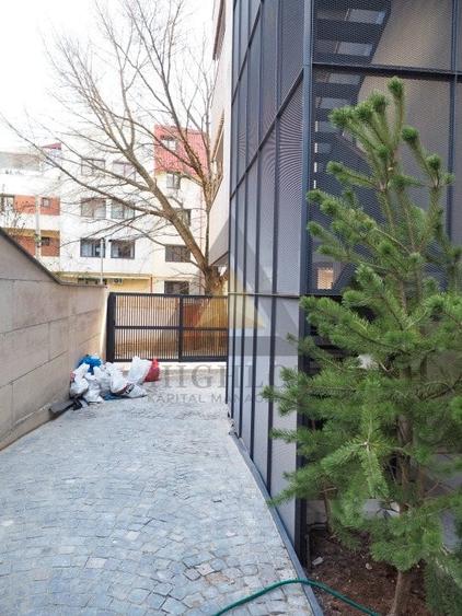 Apartament cu 4 camere decomandat în Dorobanți