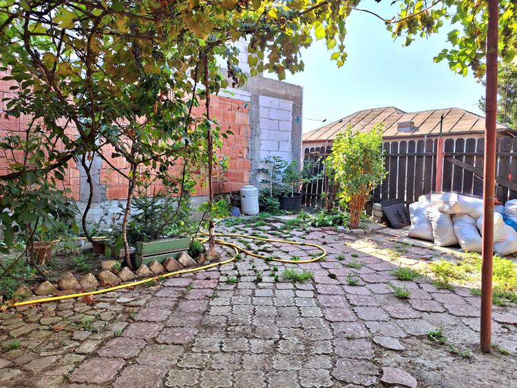 Casă cu 3 camere cu Canalizare în Central