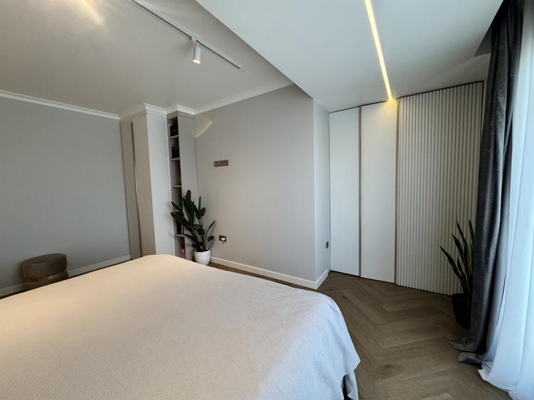 Apartament cu 3 camere semidecomandat, mobilat în Florești