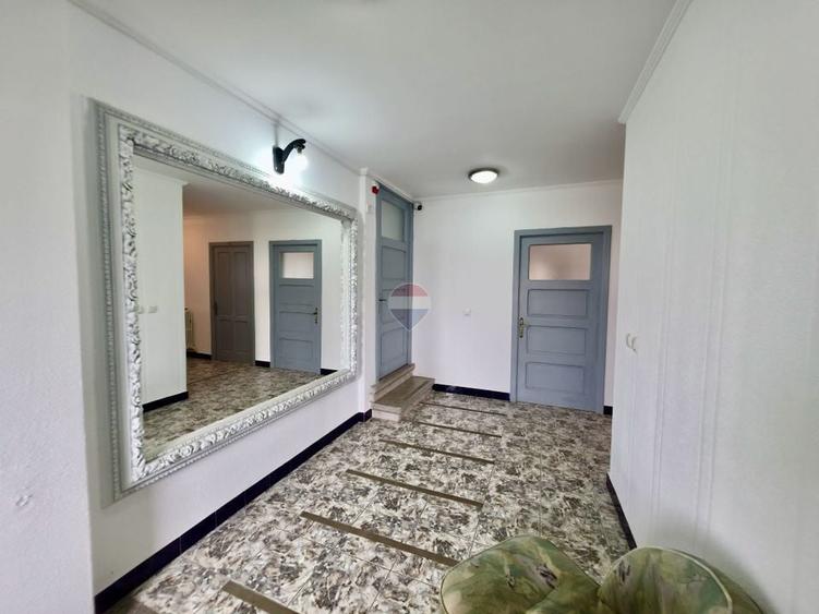 Casă individuală cu 15 camere cu Teren 1092 Mp în Câmpinița
