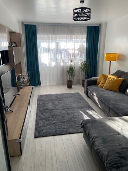 Apartament cu 3 camere decomandat în Exterior Vest