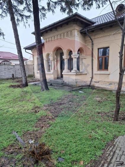 Casă individuală cu 6 camere cu Teren 3300 Mp în Central
