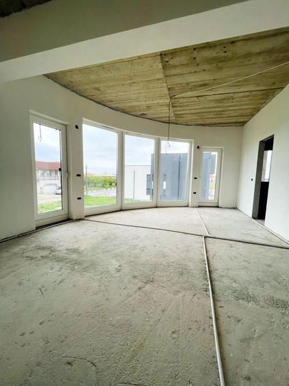 Casă individuală cu 7 camere cu Canalizare în Sânmartin