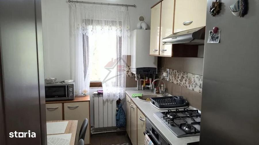 Apartament cu 3 camere în Podu Roș