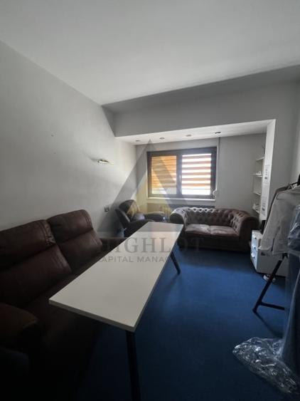 Apartament cu 4 camere semidecomandat în Aviatorilor