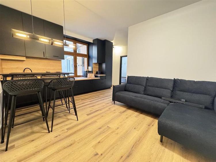 Apartament cu 3 camere semidecomandat, mobilat în Central