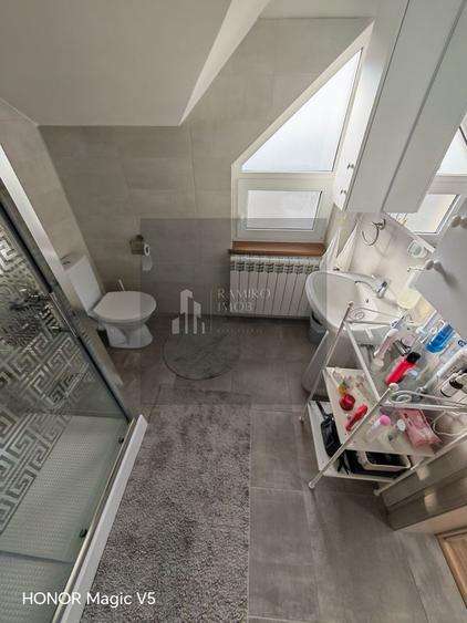 Casă individuală cu 5 camere cu Canalizare în Est