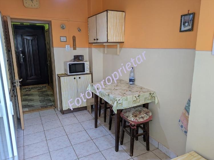 Apartament cu 3 camere semidecomandat în Simeria