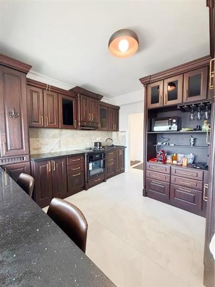 Penthouse cu 3 camere decomandat, mobilat în Tractorul