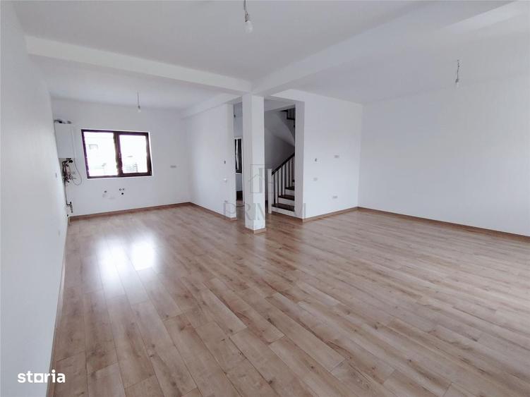 Casă cu 4 camere decomandat în Moșnița Veche