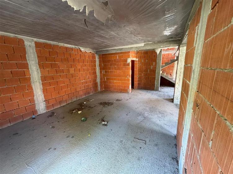 Casă cu 4 camere cu Garaj în Livada de Bihor