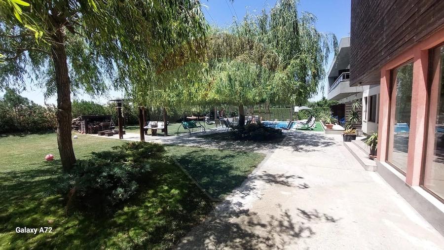 Casă cu 10 camere cu Teren 568 Mp în Corbu