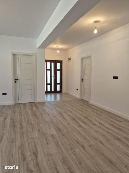 Casă cu 4 camere cu Teren 505 Mp în Tomești