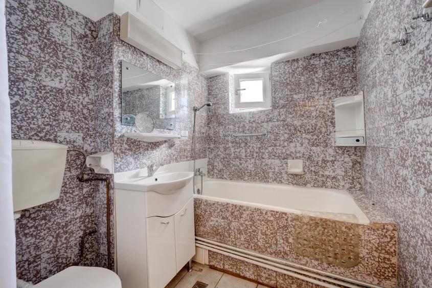 Apartament cu 4 camere semidecomandat, mobilat în 1 Mai