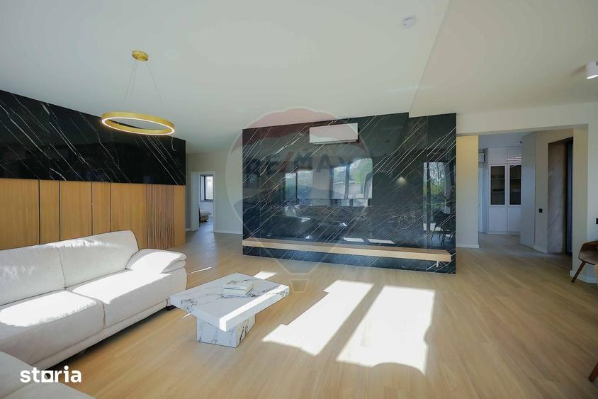 Casă cu 8 camere cu Teren 1100 Mp în Sânmartin