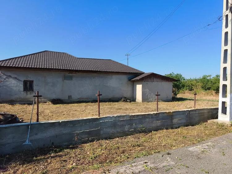 Casă cu Teren 1629 Mp în Săceni