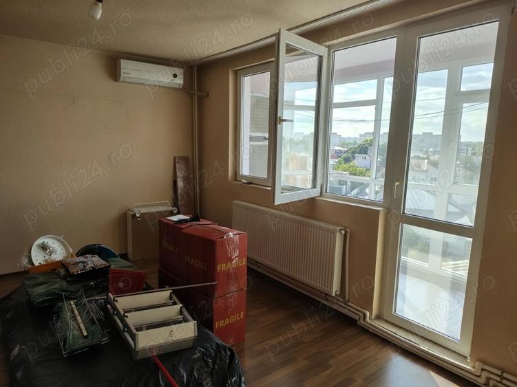 Apartament cu 3 camere semidecomandat în Berceni