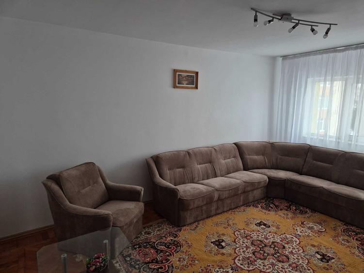 Apartament cu 3 camere decomandat în Șcheia
